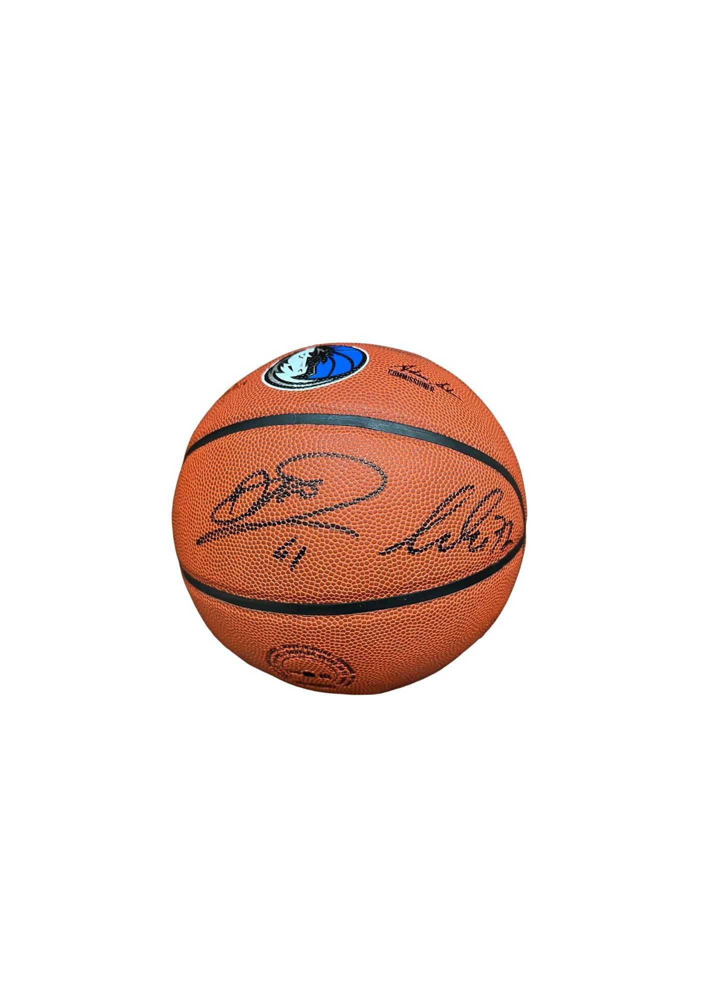 Luka Doncic Dirk Nowitzki NBA Dallas Mavericks Wilson piłka z autograf