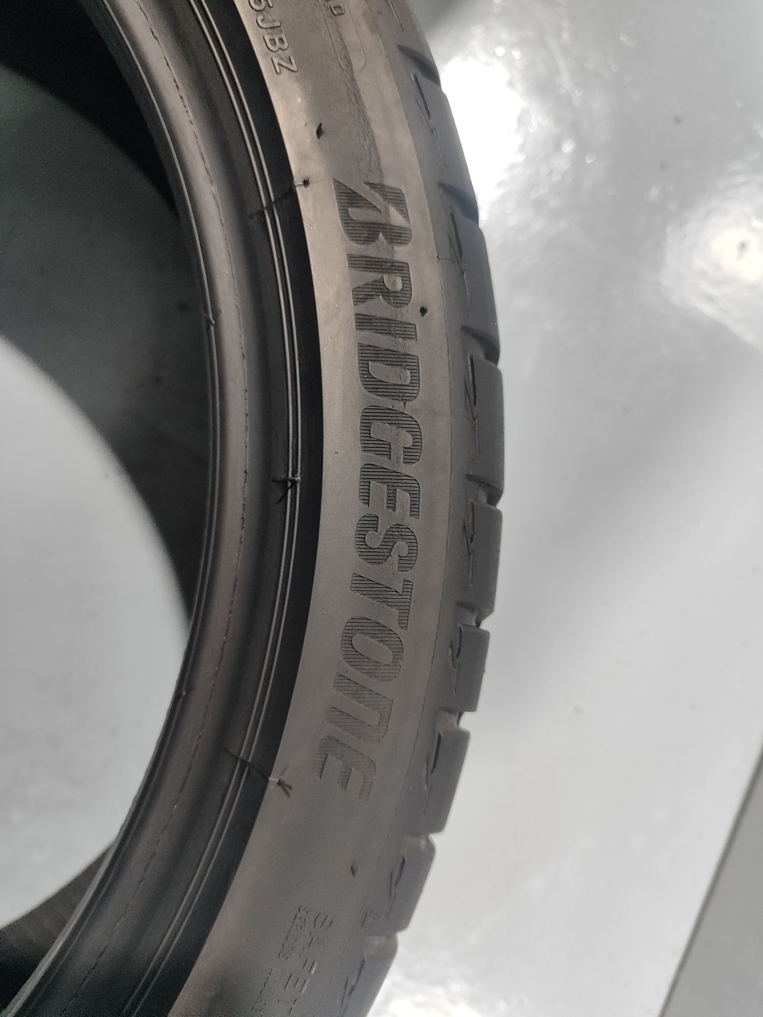 2 pneus semi novos 215-40R18 Bridgestone - Oferta dos Portes