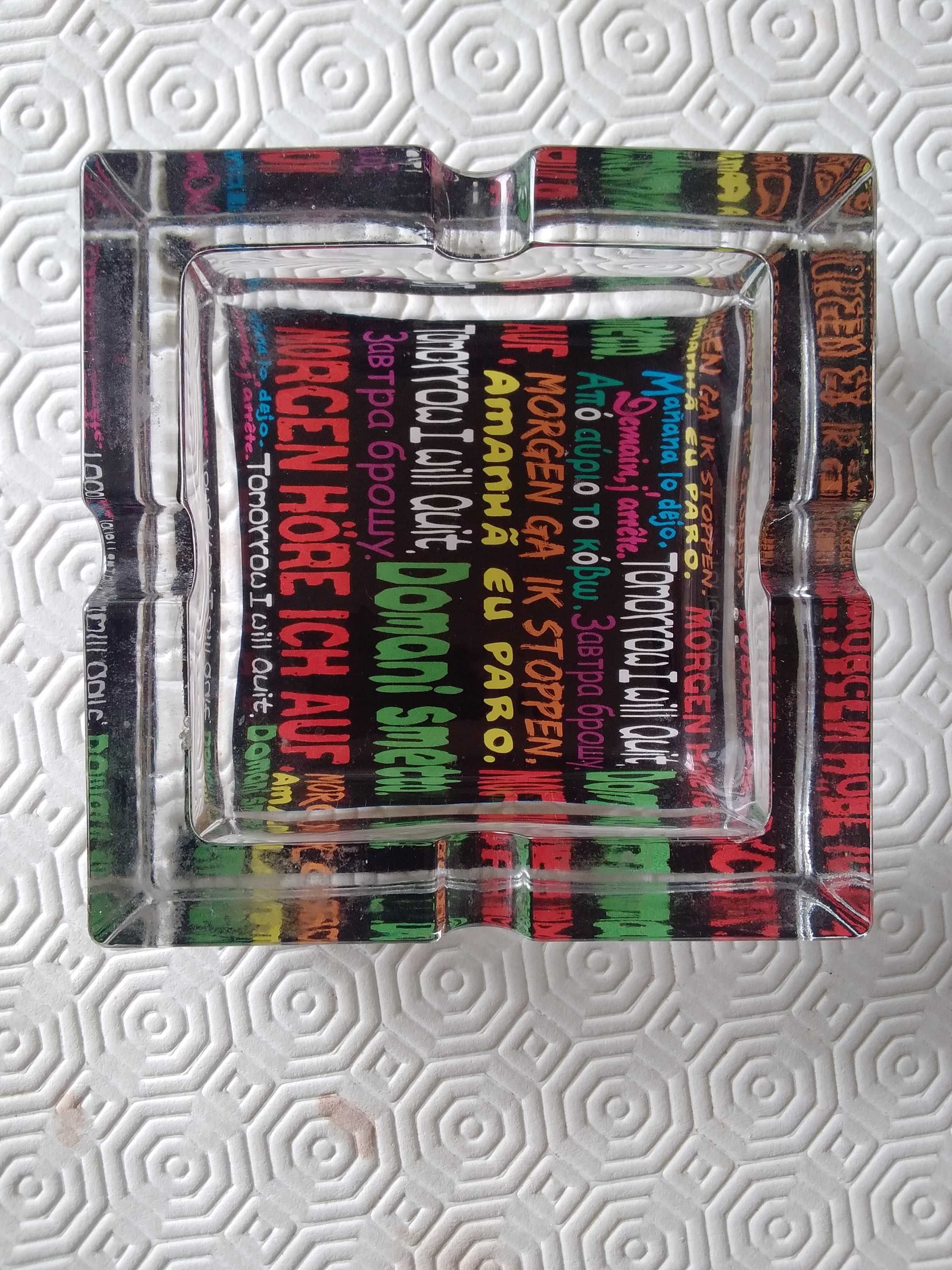 Cinzeiro em vidro com frase Amanhã eu Paro várias línguas  12x12cm