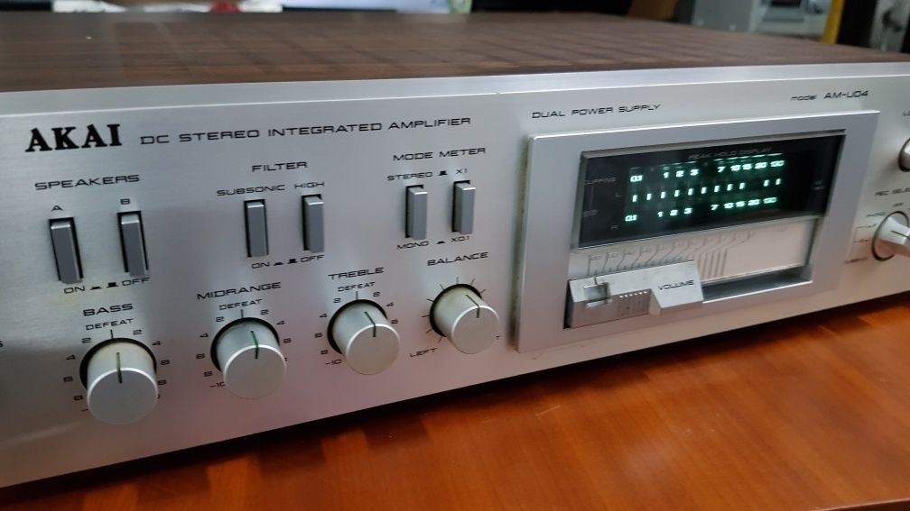 Akai AM-U04 Amplificador Integrado.