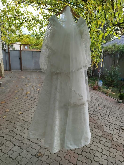 Весільна сукня і фата