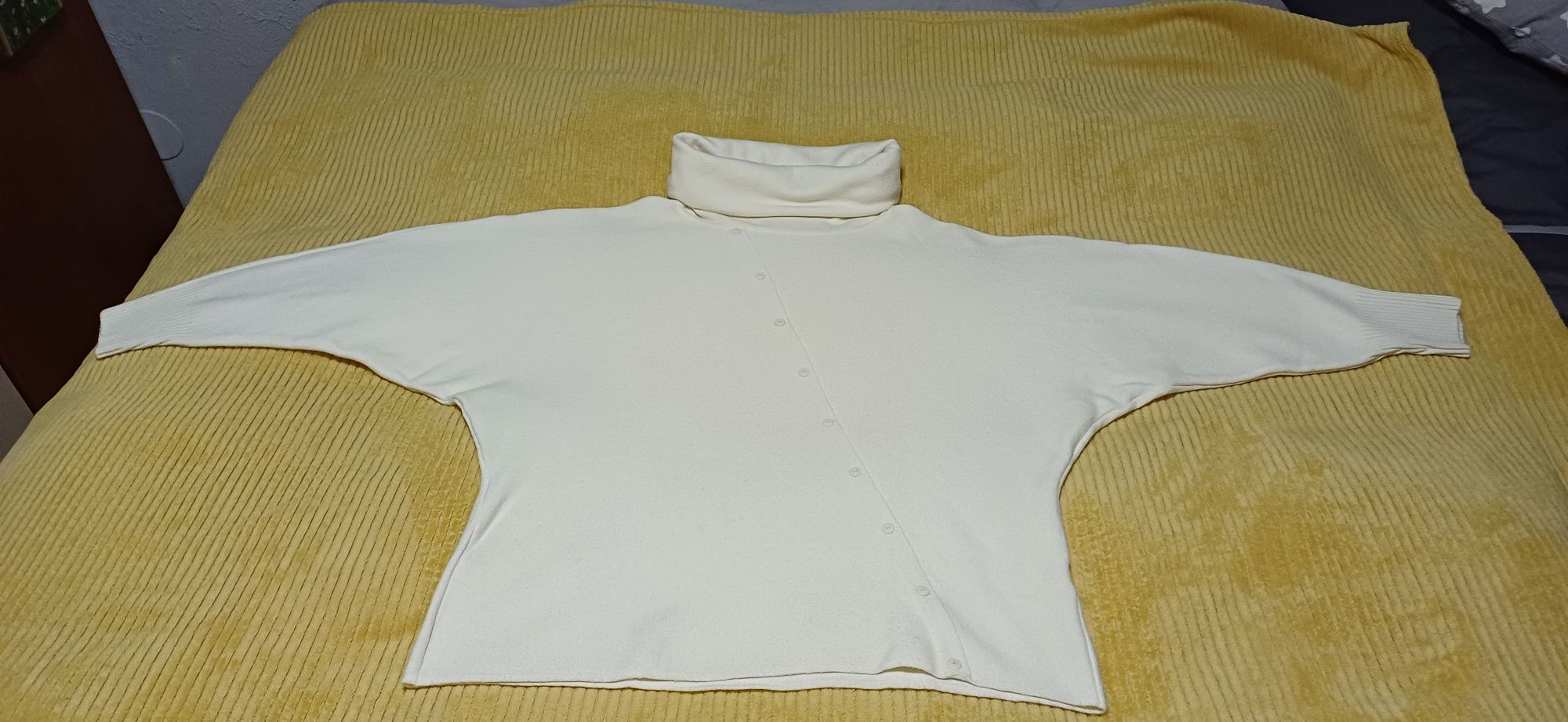 Damski sweter z dzianiny.