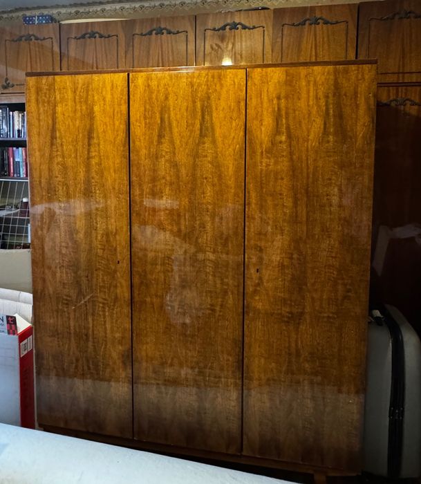 Віддам деревʼяну шафу для кімнати на ніжках- тільки самовивіз