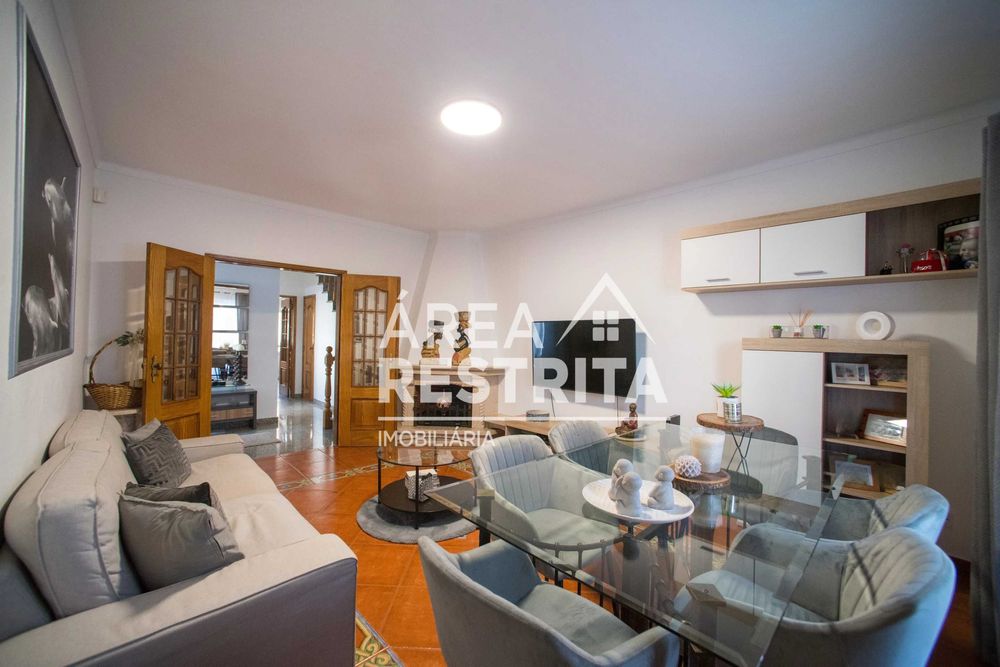 Quinta do Conde - Moradia Geminada T2+1 c/ Garagem em Excelente Estado