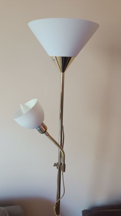 Zestaw mebli do salonu z rogówką i stołem