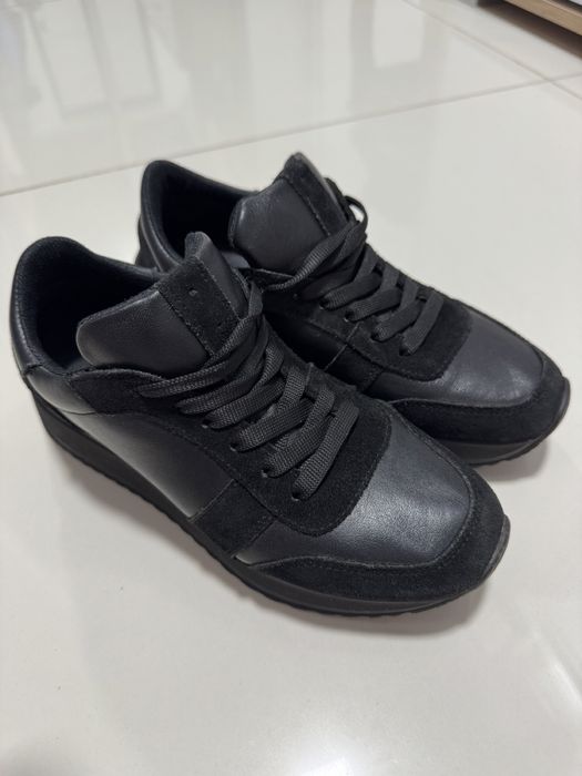 Жіночі кросівки.