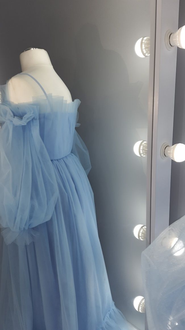 Блакитна сукня з фатину на випускний або фотосесію