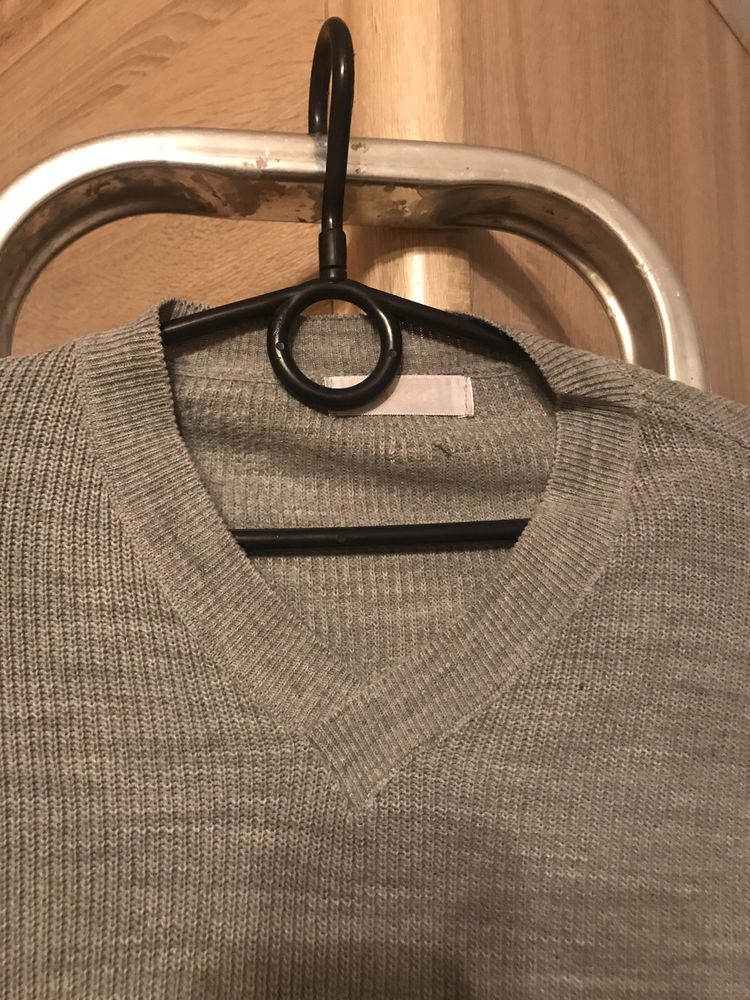 Sweter szary w szpic Megi nowy