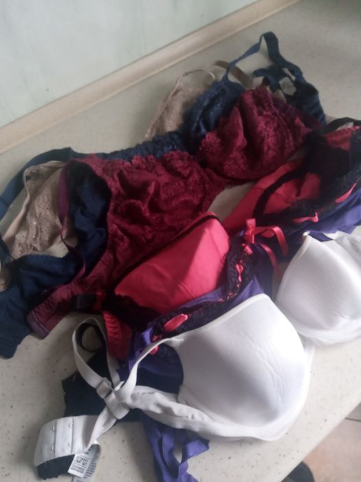 Zestaw bielizny staniki rajstopy i majtki