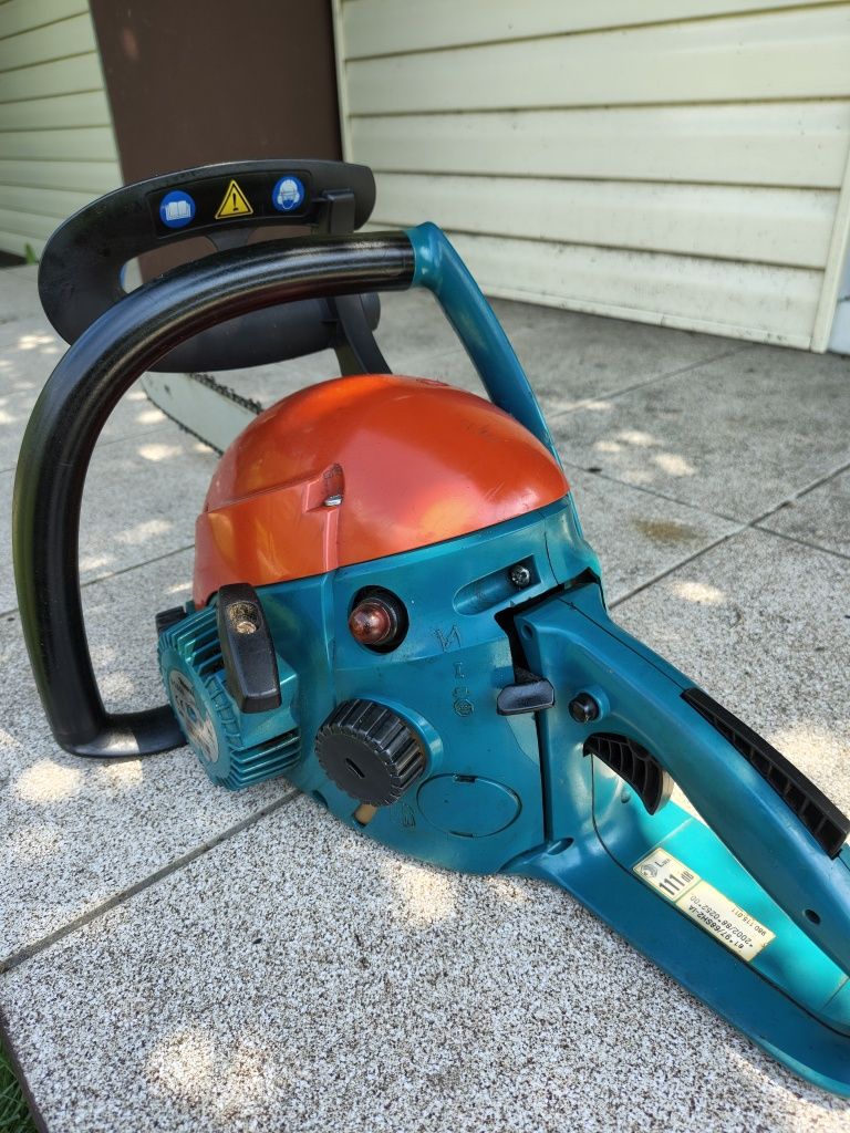 Продам бензопилу Makita DCS34