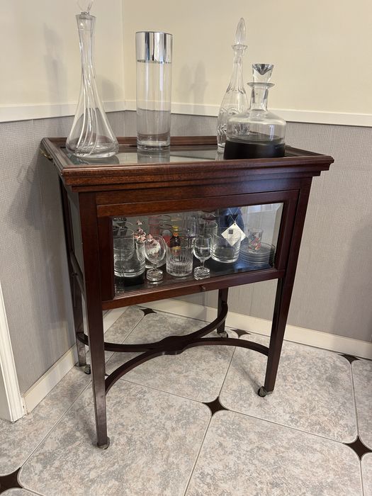 Bar antigo em madeira e vidro