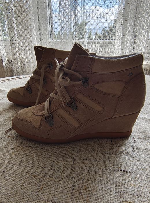 Beżowe zamszowe botki sneakersy