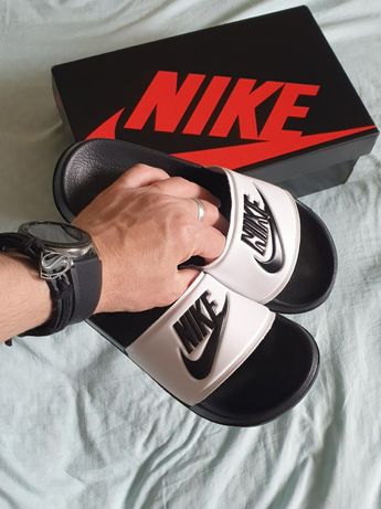 Nike Slides Black White
•Black White•