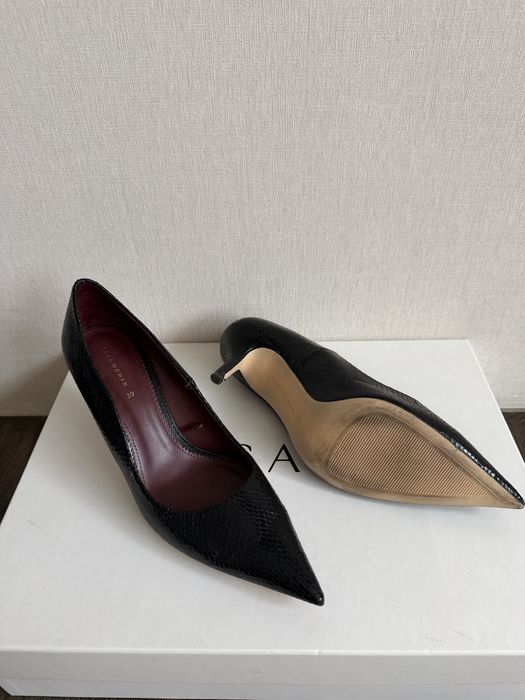 Елегантні чорні човники з фактурою під рептилію