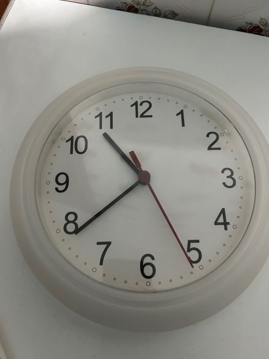 Relógio branco de parede a funcionar perfeitamente.