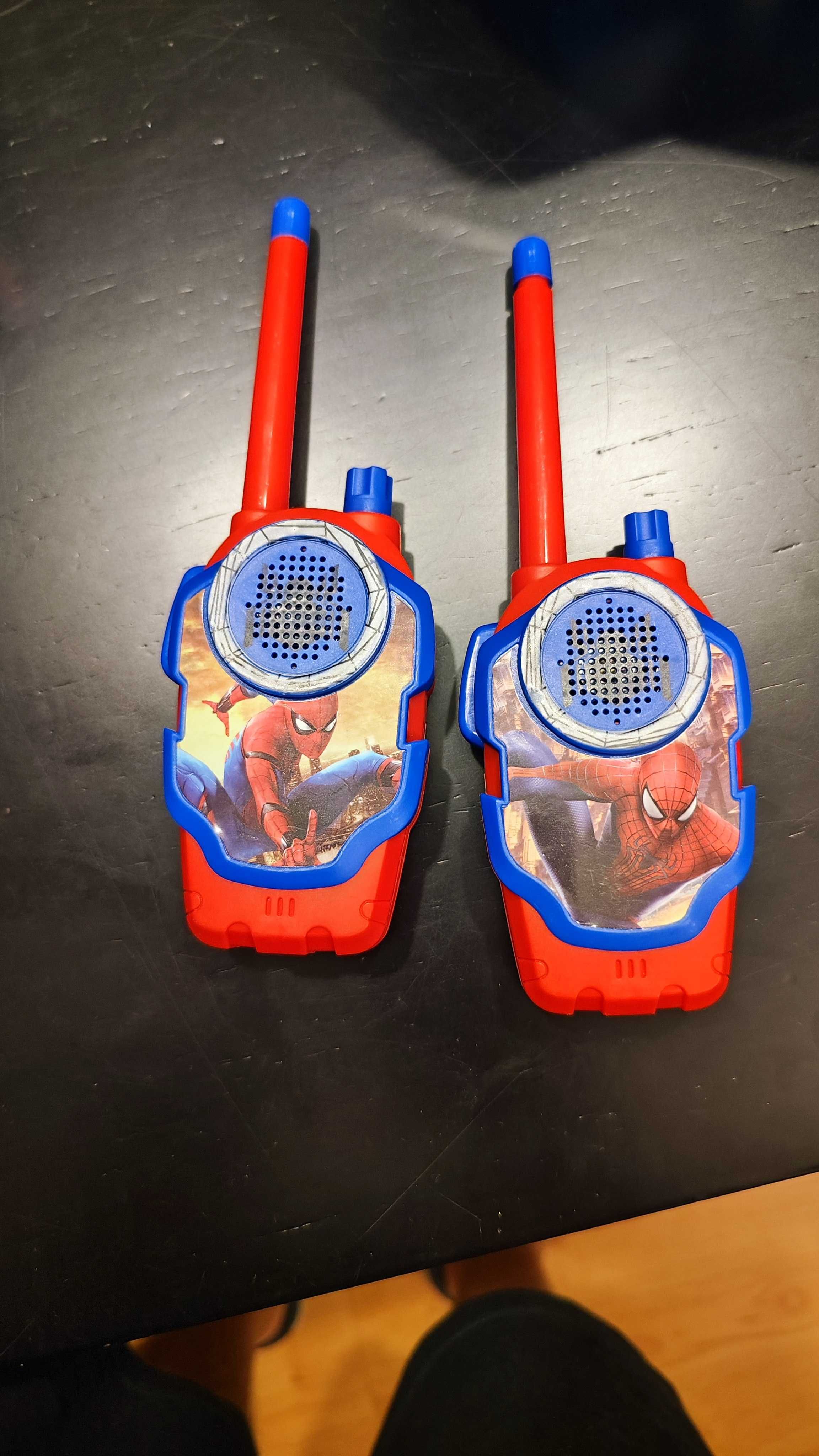 Lote de brinquedos com Capacete Transformers Bumblebee e outros