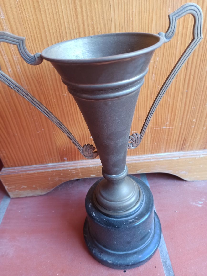 Taças troféu antigas em casquinha e metal com placa gravada