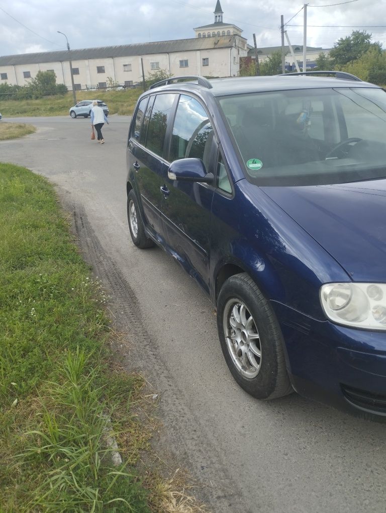 Автомобіль Фольксваген Тауран