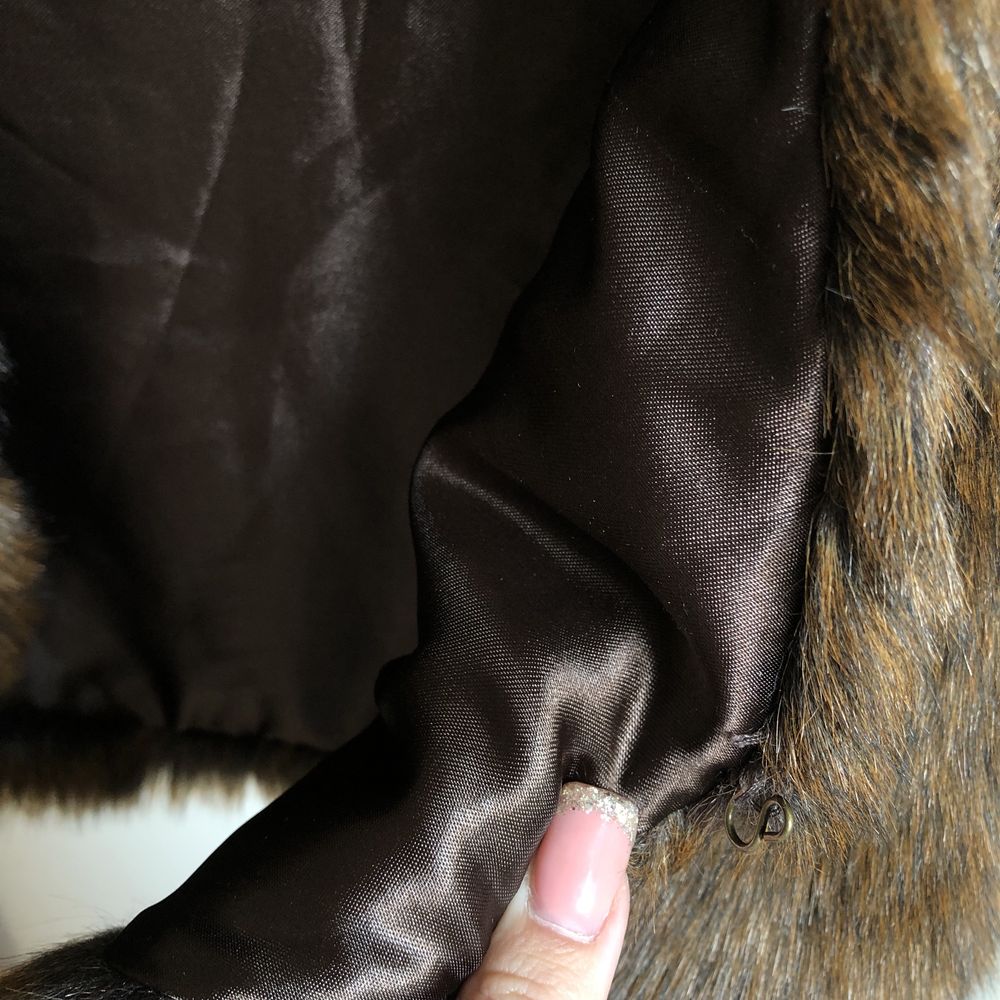 Brązowa futrzana krótka kamizelka na kurtkę skórzana