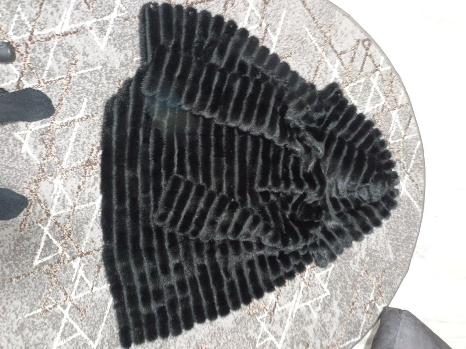 Шуба чорного кольору, торг умісний