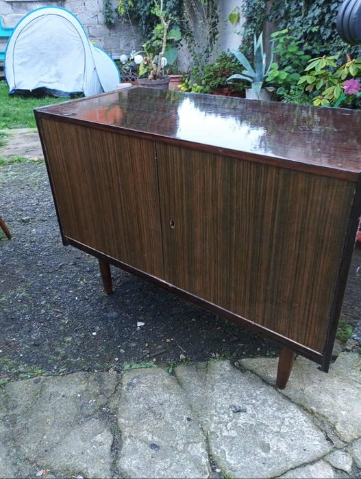 Drewniany kredens, komoda z okresu PRL. 
Mebel wykonany z wys