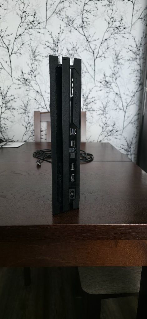 Play Station 4 Pro 1 TB + 2 pady