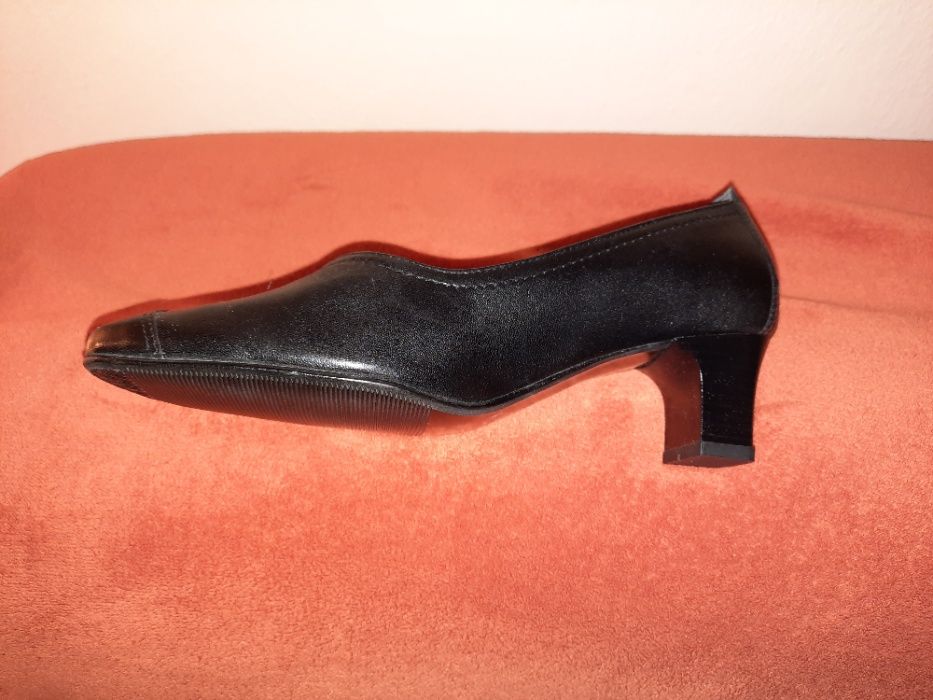 Sprzedam nowe skórzane buty damskie na niskim obcasie, rozm. 36