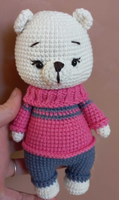 Szydełkowy miś w kolorowym ubranku