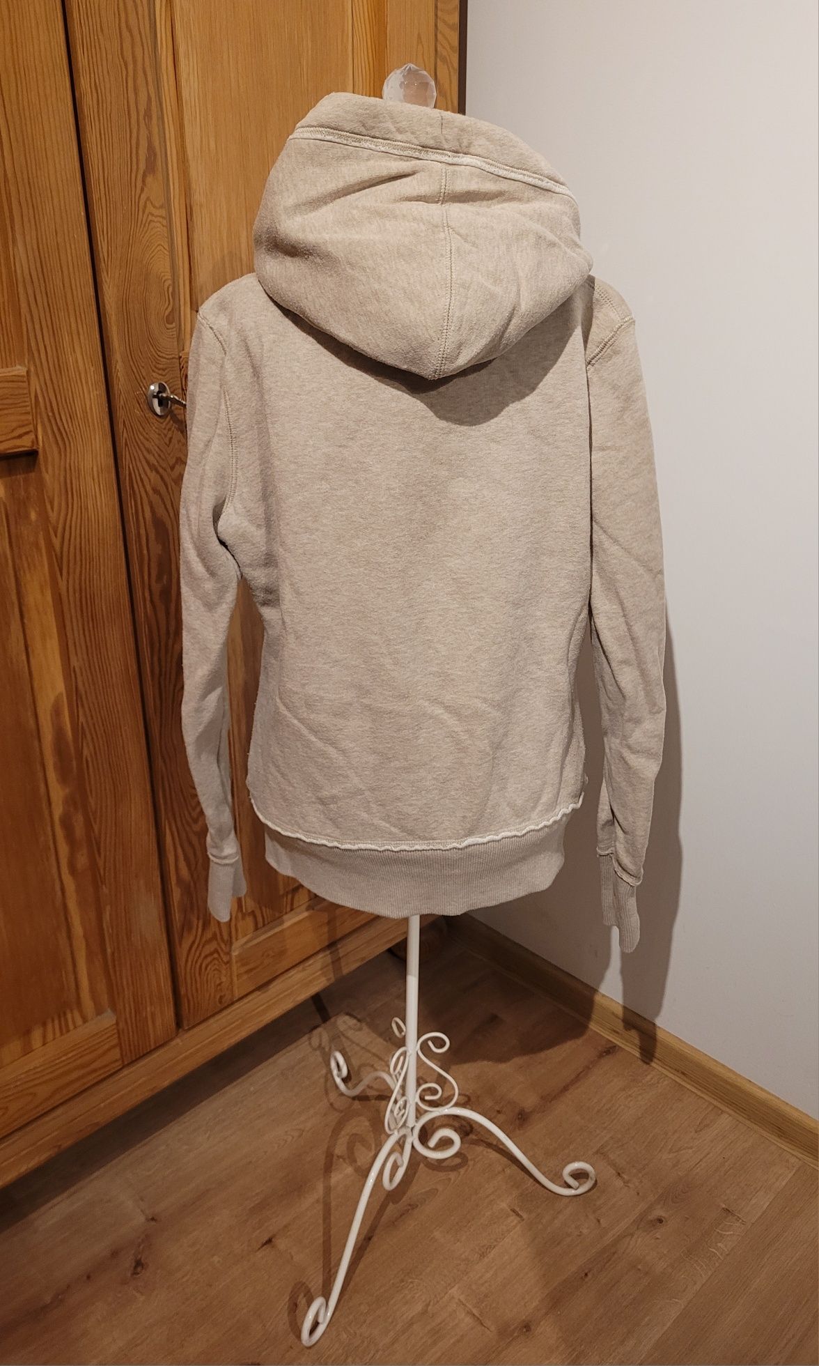 Beżowa, rozsuwana bluza z kapturem (H&M, M).