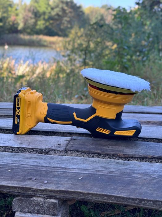 Maszyna polerska MIMOŚRODOWA do reflektorów działa na baterie DEWALT