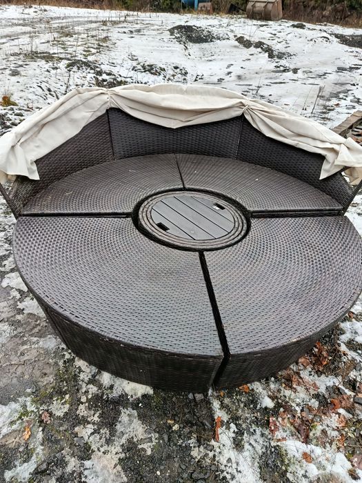 Rattanowa wyspa ogrodowa do leżakowania że stolikiem