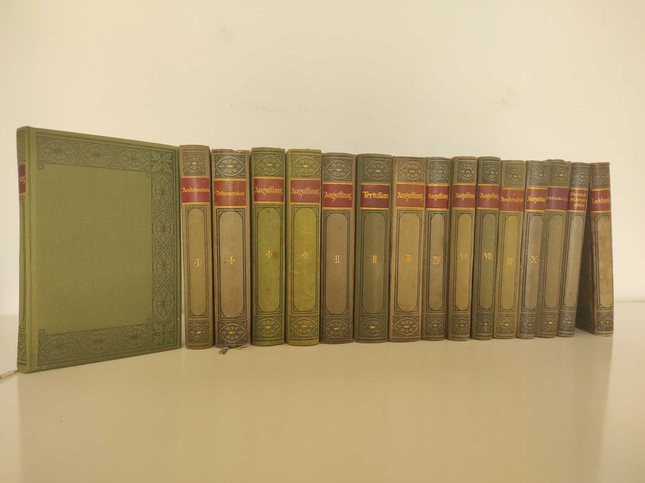 Старинные книги. Священная католическая библиотека.