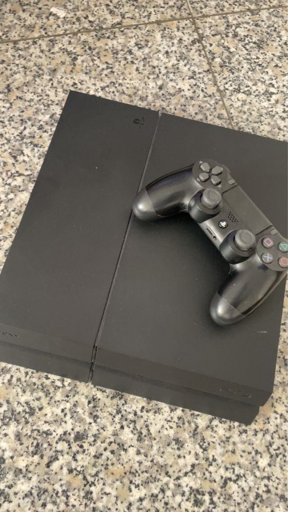 Playstation com comando e GTA V