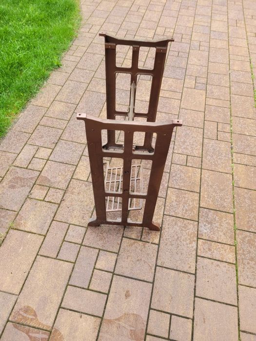 Metalowa podstawa od maszyny do szycia