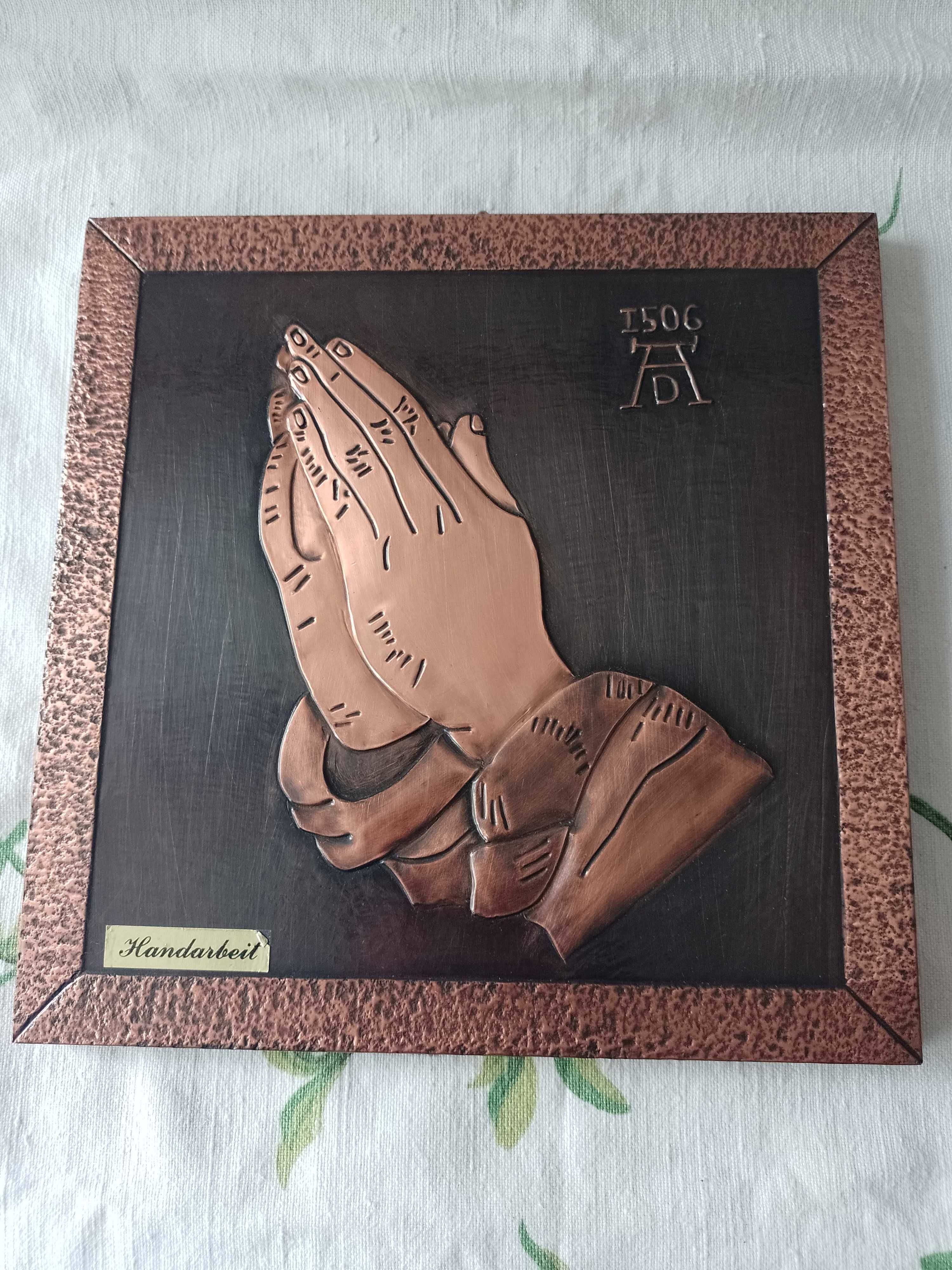 Modlące się dłonie miedź metaloplastyka obrazek