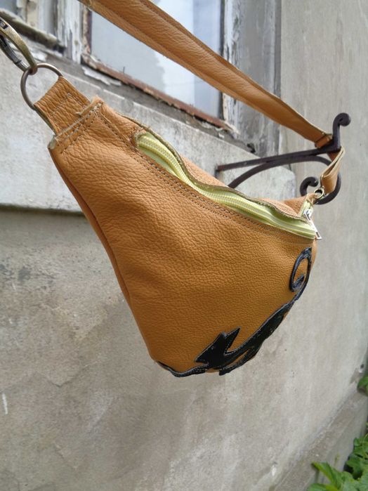 Artystyczna skórzana nerka z kotem. Handmade