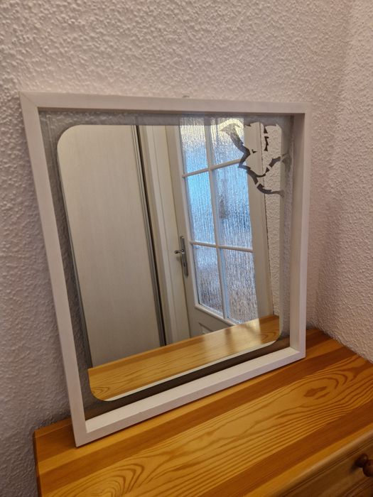 Lustro w białej ramie