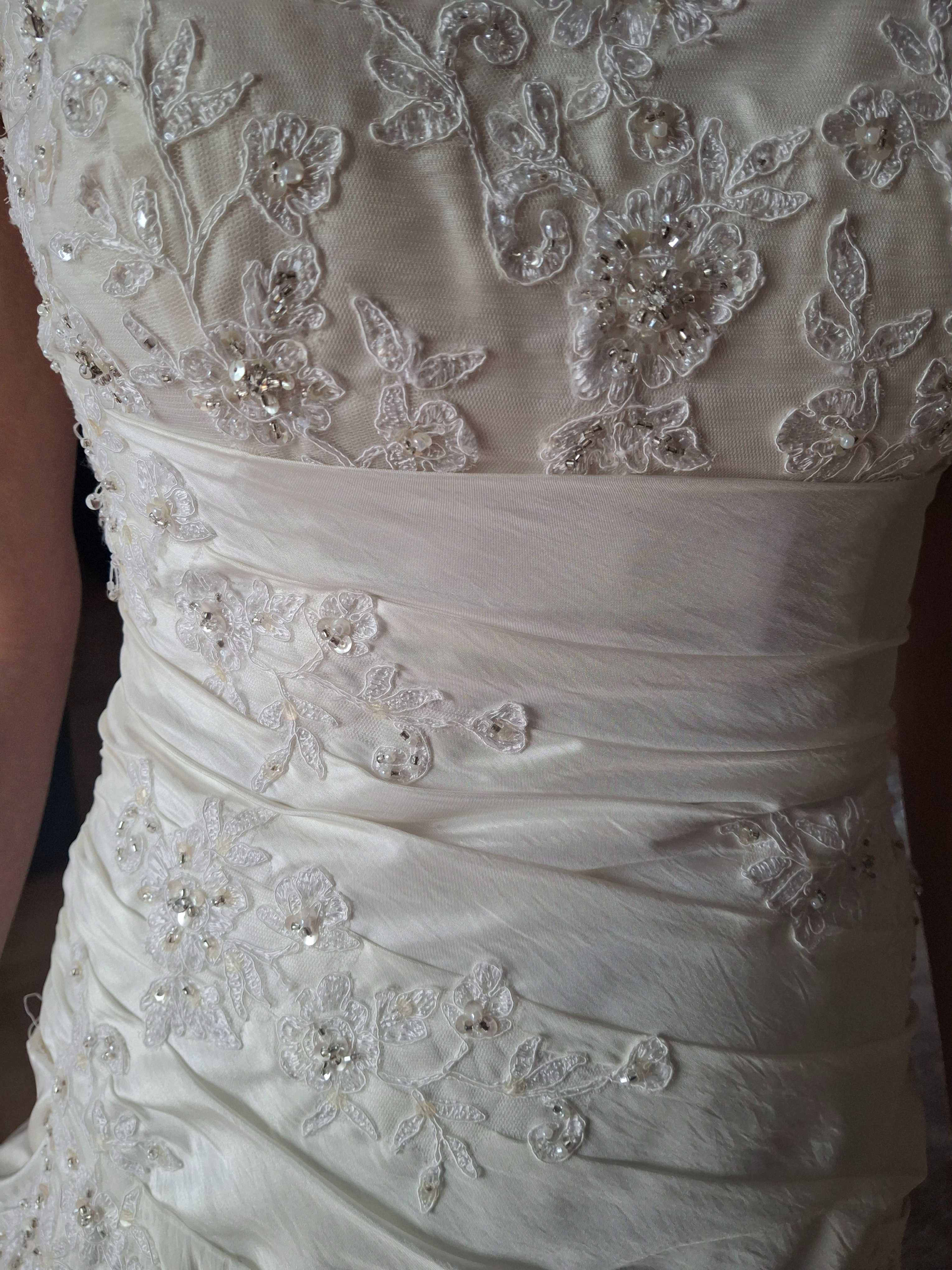 Suknia ślubna hiszpańskiej marki Fara Sposa