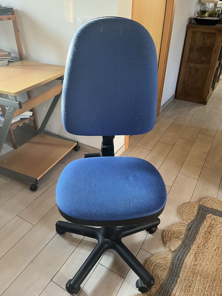 Cadeira de escritório azul com rodas