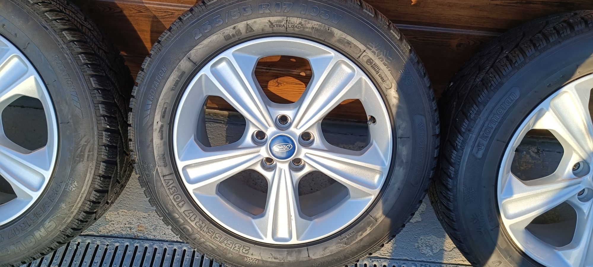 Felgi +opony 235/55 R17   Ford Kuga