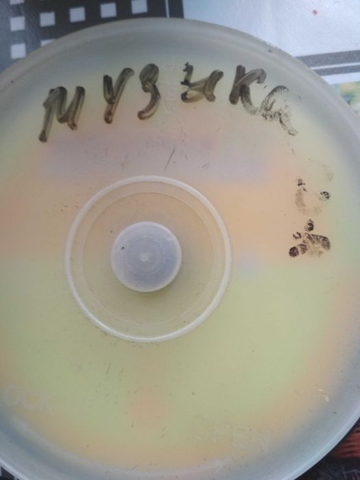 Игры,диски с музыкой,пустые диски.