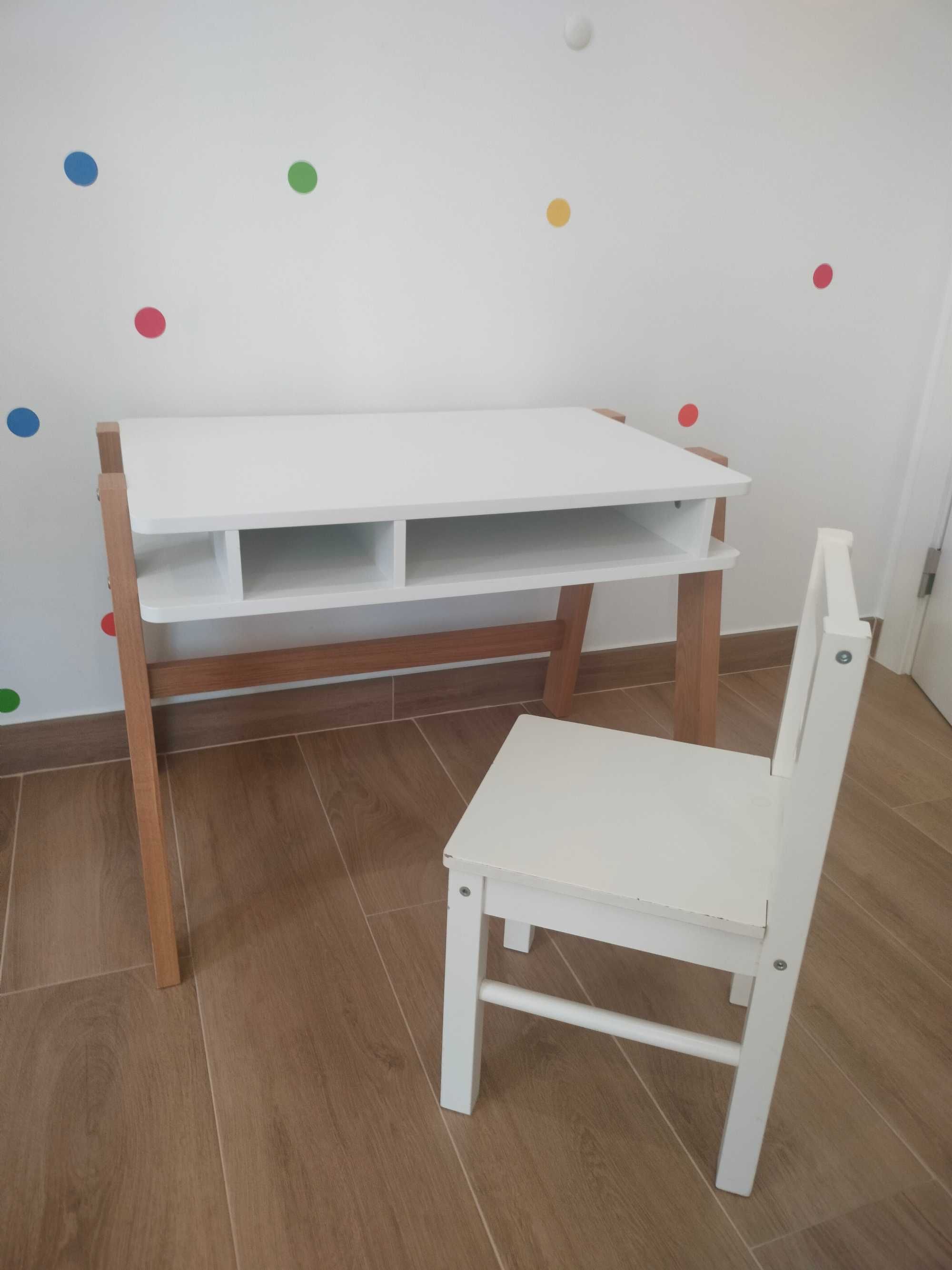 Secretaria infantil com cadeira