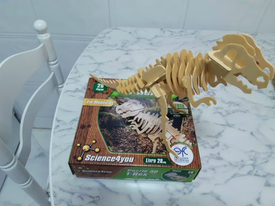 Puzzle 3D, em madeira, do TRex, como novo