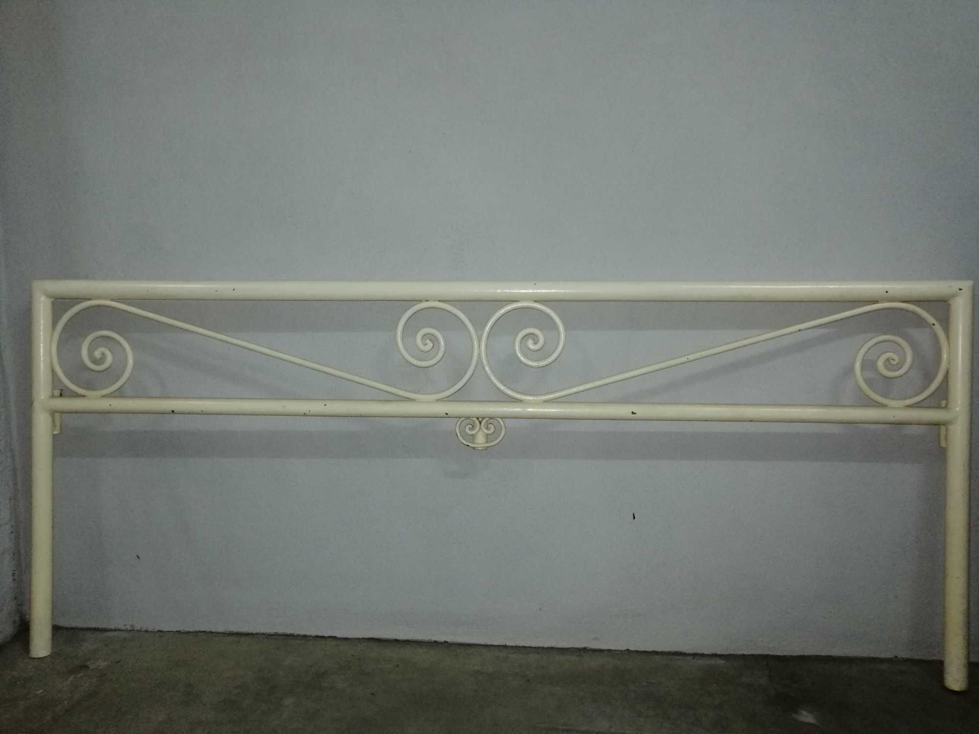 Cama antiga em ferro