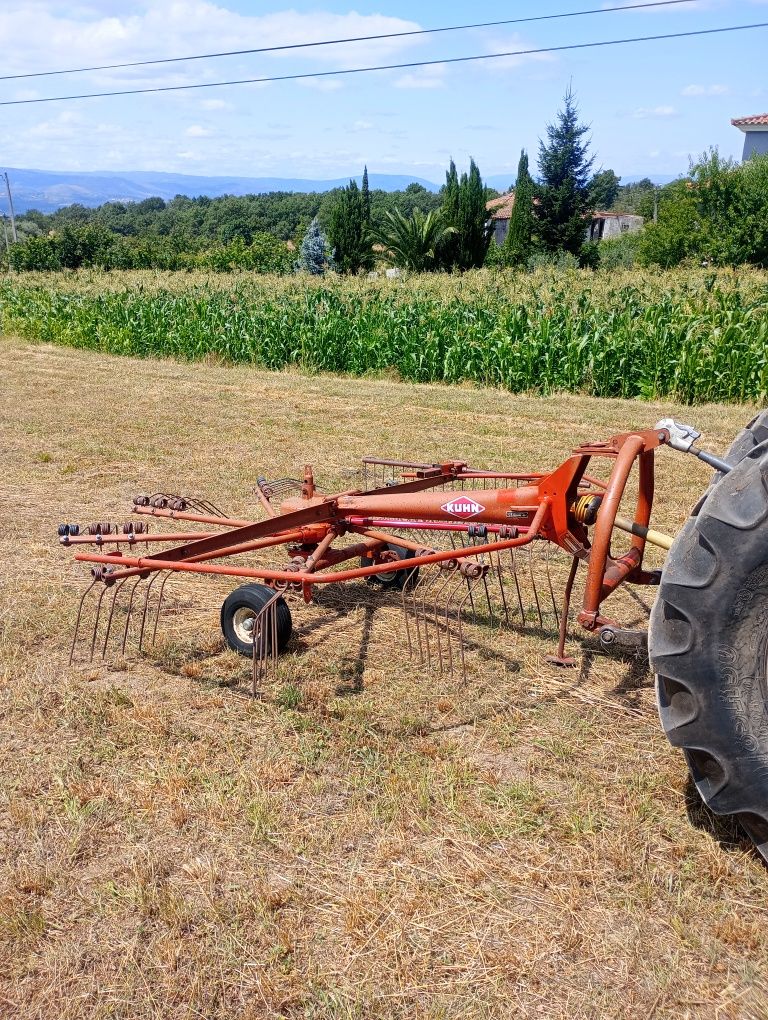 Juntador de feno Kuhn GA 300 GM