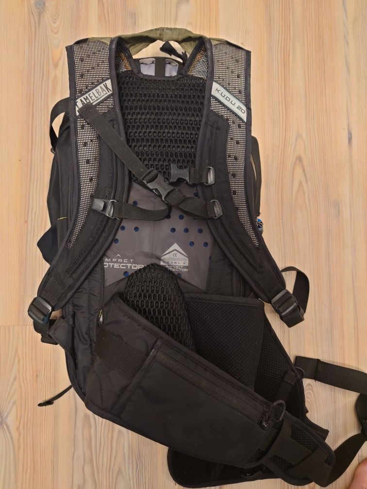 Plecak rowerowy z protektorem Camelbak K.U.D.U. 20