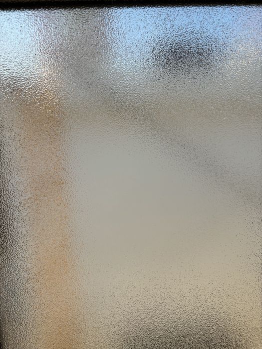 Brevemente Portada e janela V. Martelado oscilo-batente