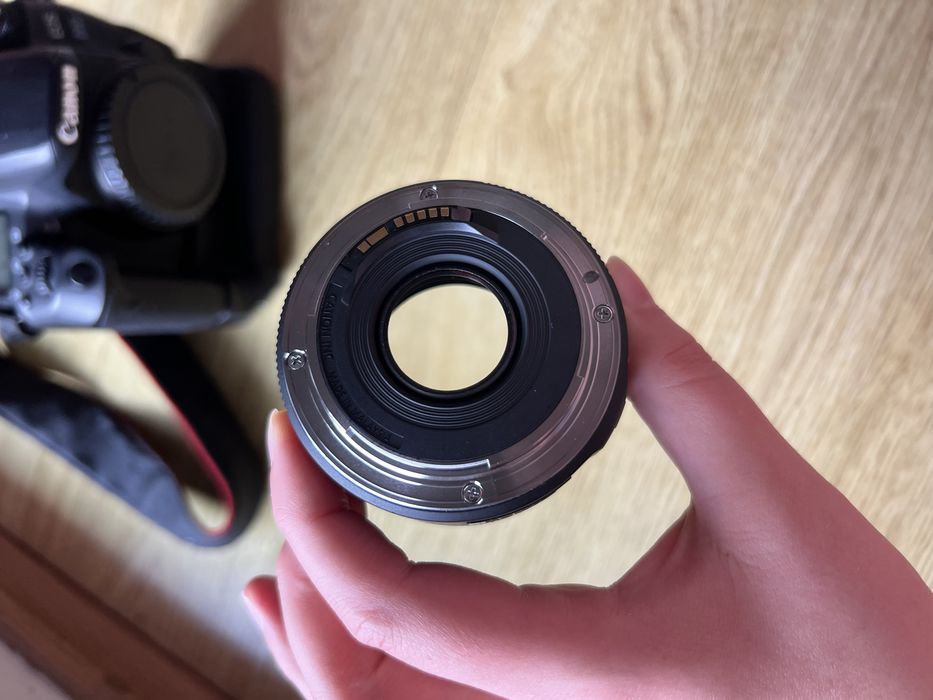 Canon EOS 77D + Canon EF 50mm f/1.8 STM + battery grip + ładowarki