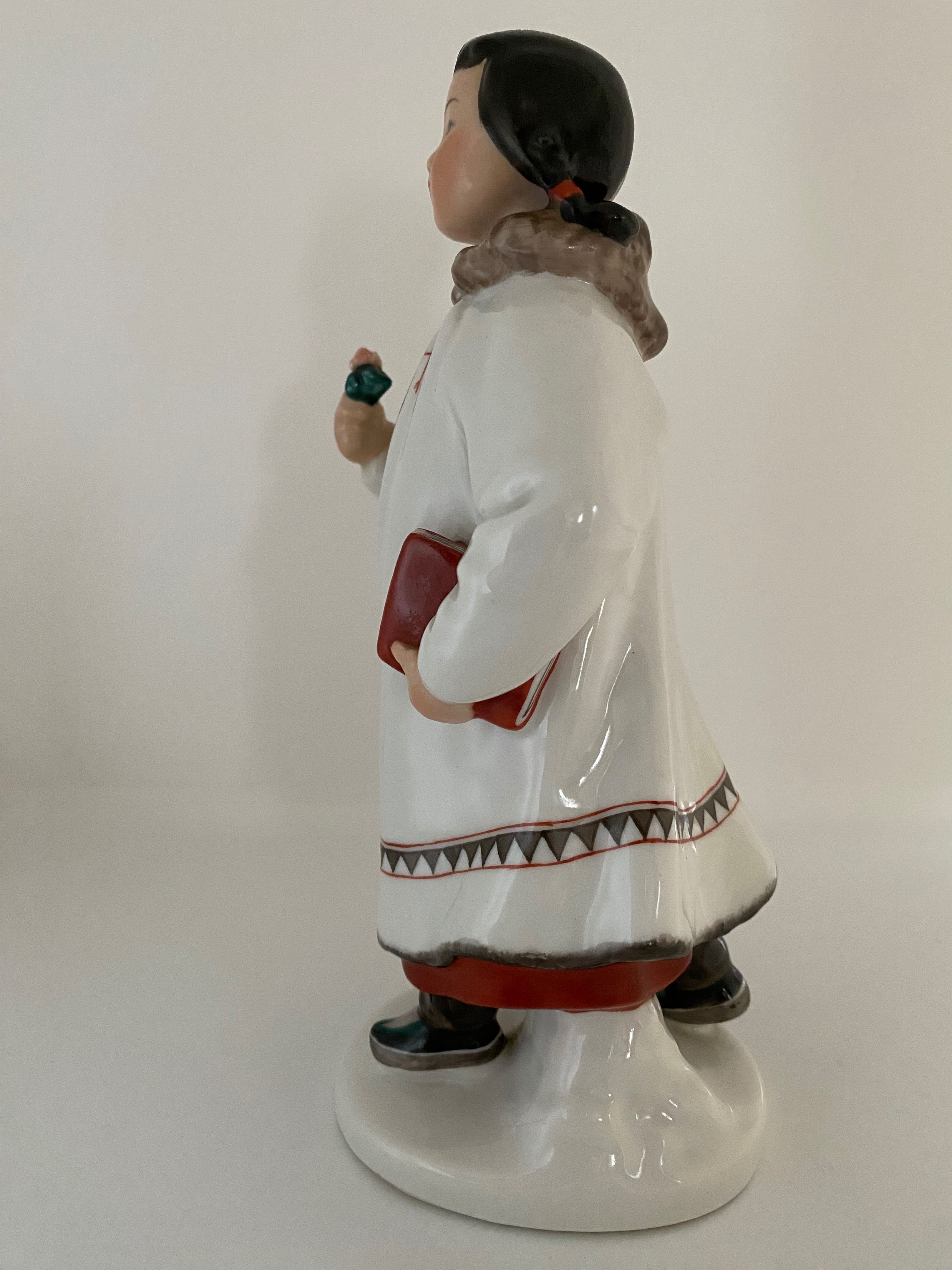 Якутка с цветком и книгой , ЛФЗ  фигурка фарфор.