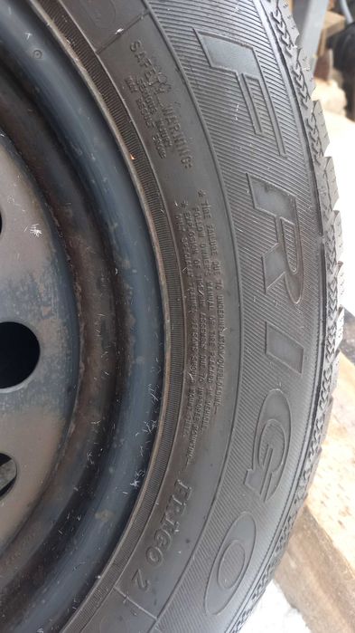 opony zimowe z felgami 195/65 r15  bieżnik 8 mm komplet ford +kołpaki
